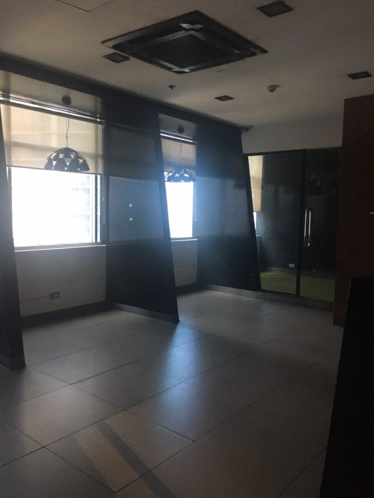 160 sqm Office Space For Lease - IBM Plaza 