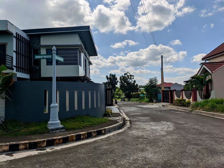 CAMBRIDGE PLACE Tanauan Batangas Lots = 11,140/sqm