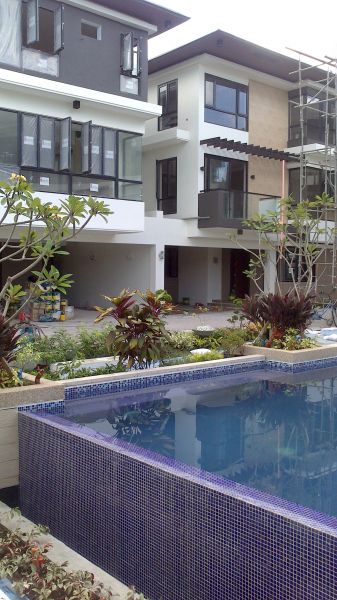 House and Lot in Quezon City Horeshoe Drive