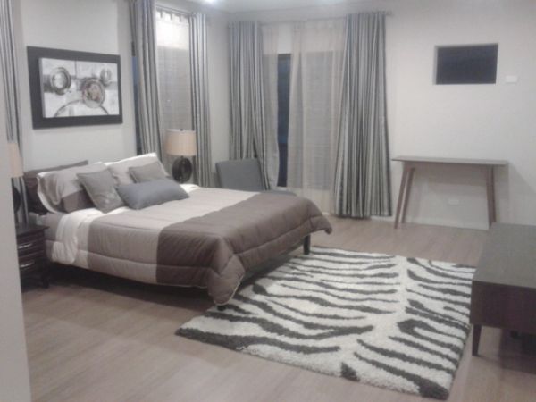 House and Lot in Quezon City Horeshoe Drive