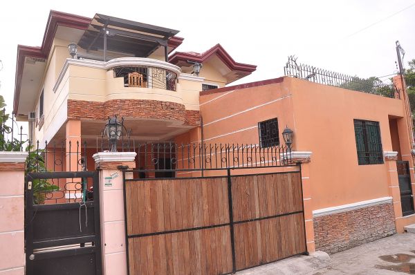 HOUSE AND LOT W/ 2 APARTMENTS