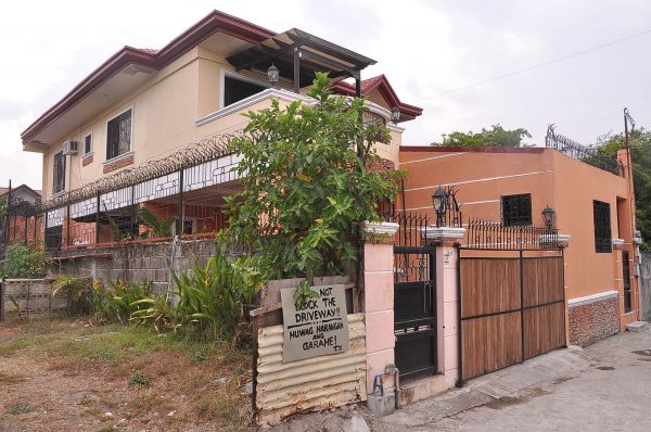 HOUSE AND LOT W/ 2 APARTMENTS