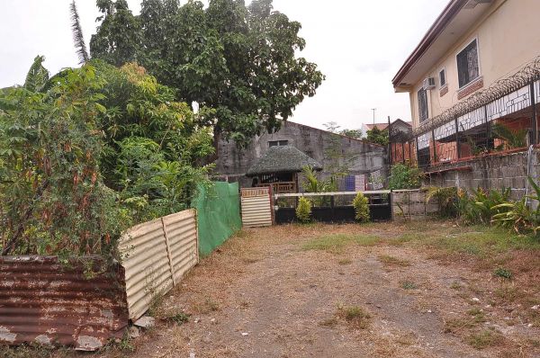 HOUSE AND LOT W/ 2 APARTMENTS